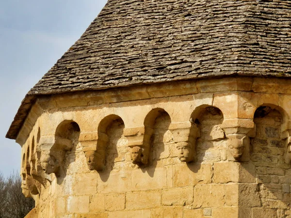 法国多尔顿省圣吉尼斯村圣母院的屋顶上 装饰着石灰石 月桂树 屋顶瓷砖和风吹日晒的头饰 — 图库照片