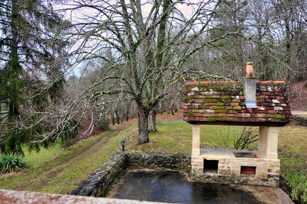 Venkovní Gril Dubovými Trámy Starými Dlaždicemi Kamennými Sloupy Lesním Pozadím — Stock fotografie
