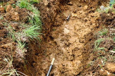 Pirinç eklem bağlayıcısı eski su borusuna bağlı.