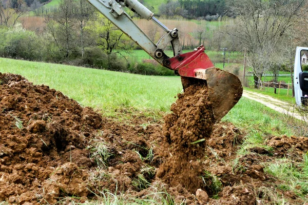 水道管補修後の溝を埋める掘削機 — ストック写真