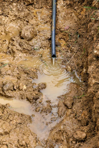 Rozbitá Vodní Trubka Vodou Tekoucí Půdy — Stock fotografie