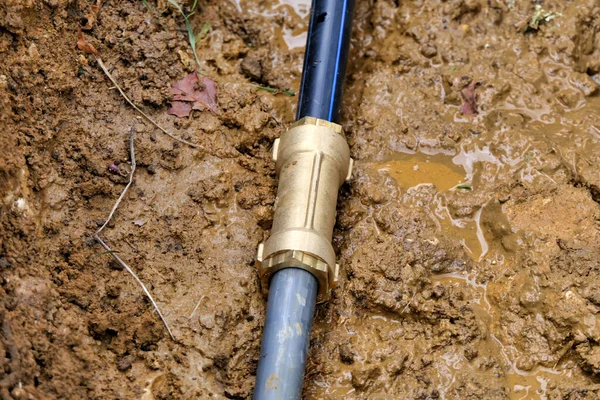 新旧水道管に接続された真鍮ジョイントコネクタ — ストック写真