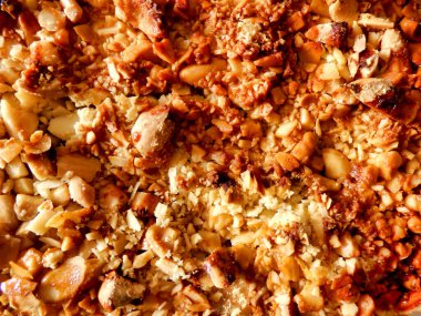 Ev yapımı ezilmiş badem ve ballı kekin tepesini fırından çıkar çıkmaz.