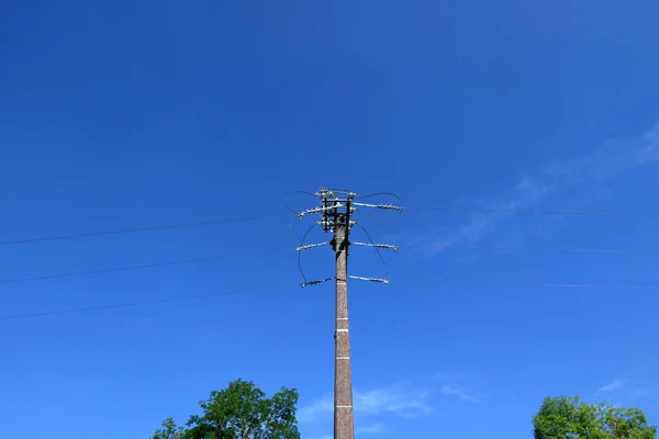 青い夏の空を背景にしたフランスの電気パイロン — ストック写真