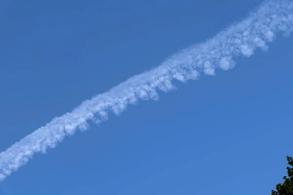 Дымовой След Низколетящего Реактивного Самолета Разбивающего Красивое Голубое Небо — стоковое фото