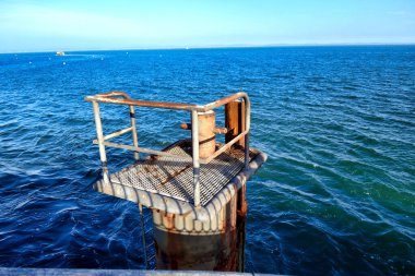 Thiers Pier tarafından Fransa 'nın Gironde kentindeki popüler tatil beldesi Arcachon' da bulunan gelgit basamağı ölçeği