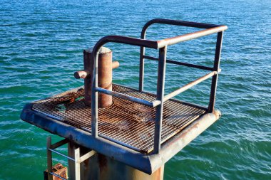 Thiers Pier tarafından Fransa 'nın Gironde kentindeki popüler tatil beldesi Arcachon' da bulunan gelgit basamağı ölçeği