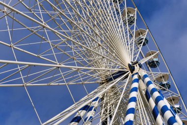 Fransa 'nın Arcachon sahil beldesinde Pierre Lataillade İskelesi' nde dev dönme dolaba binmenin karmaşık destekleyici yapısının görüntüsü