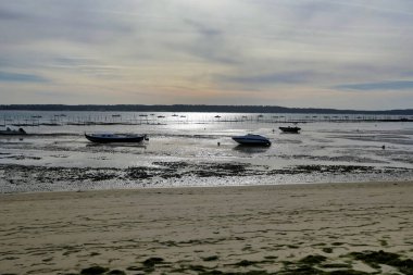 Akşamüstü Cap Ferret sahilinde Arcachon Körfezi 'ni geçerek Arcachon, Fransa kıyılarına doğru bakıyor.