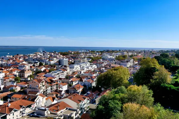 Arcachon Körfezi 'nden Fransa' nın Cap Ferret sahiline bakan Arcachon 'un panoramik manzarası Gözlemevi Saint-Cecile izleme platformundan