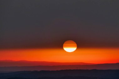 Dordogne, Fransa 'da, sıcak hava balonunun avantajından muhteşem bir gün doğumu.