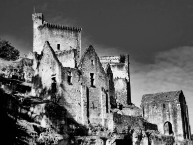 Chateau de Commarque 'ın 12. yüzyılda Fransa' nın Dordogne şehrindeki siyah beyaz fotoğrafı.