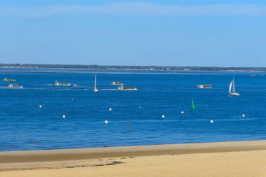 İstiridye taşıyan istiridye tekneleri Cap Ferret 'teki istiridye yataklarından Arcachon, Fransa' daki rıhtıma getiriyorlar.