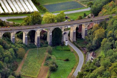 19. yüzyılda Fransa 'nın Dordogne kentindeki Mauzens et Miremont vadisinden geçen bir viyadük treni inşa edildi.