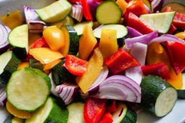 Vejetaryen ya da vejetaryen yemeği için ideal bir sebze tepsisi pişirme hazırlığı için dilimlenmiş taze organik sebzeler.