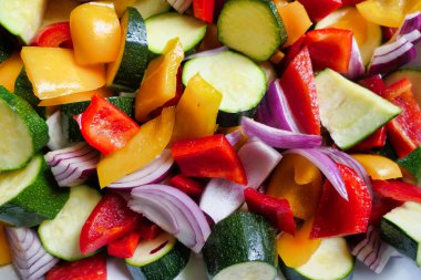 Vejetaryen ya da vejetaryen yemeği için ideal bir sebze tepsisi pişirme hazırlığı için dilimlenmiş taze organik sebzeler.