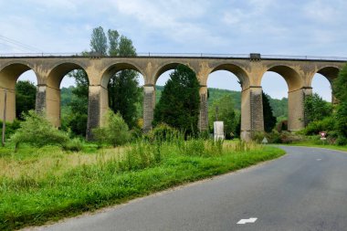 19. yüzyıl taşı Fransa 'nın Dordogne kentindeki Mauzens et Miremont vadisinden geçen bir viyadük inşa etti. 