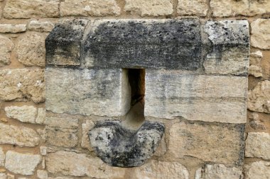 Fransa 'nın Dordogne kentindeki Beynac Şatosu' nun duvarında ağlama deliği bulundu. Bunlar suyun boşaltılmasına izin verir.