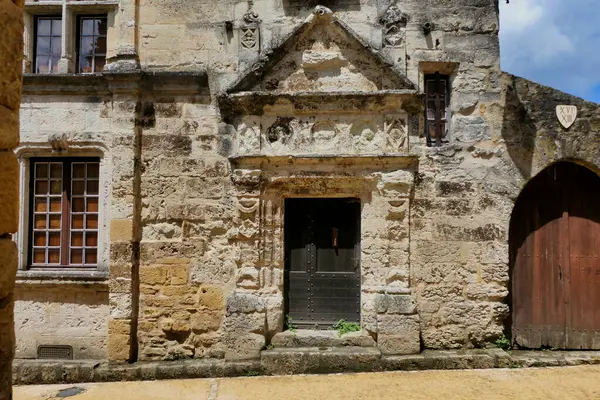 Fransa 'nın Dordogne kentindeki 11. yüzyıl güçlendirilmiş Belves köyünde 12. yüzyıldan kalma bir Fransız evi inşa edildi.