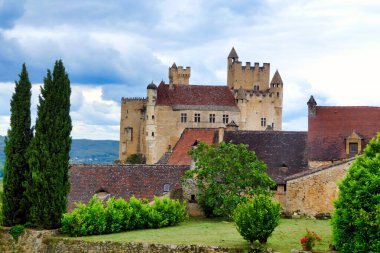 Fransa 'nın Dordogne kentindeki Beynac et Cazenac kentindeki Chateau de Beynac' ın manzara manzarası.