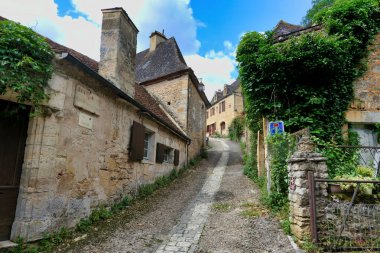 Fransa 'nın Dordogne kentindeki Beynac et Cazenac' ta bulunan dik bir ortaçağ caddesi.