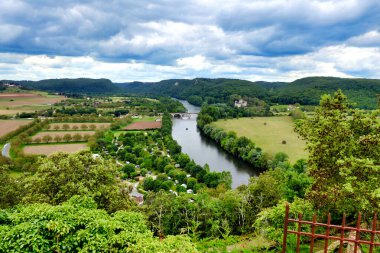 Dordogne Nehri manzarası Fransa 'nın Dordogne kentindeki Beynac et Cazenac' ın tepesinden görülmektedir.