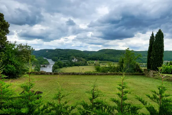 Dordogne manzarası kasvetli bir gökyüzü altında Beynac et Cazenac 'ın tepesinden görülüyor Fransa' nın Dordogne kentindeki güçlendirilmiş bir kasaba.