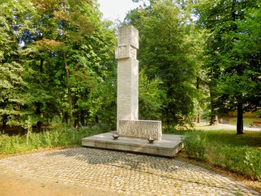 Obelisk, Polonya 'nın Olkusz kentindeki bir şehir parkında İkinci Dünya Savaşı' nda hayatını kaybedenlerin anısına dikildi.)