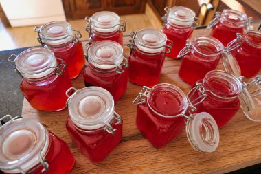 Ev yapımı küçük biber kavanozları ev yapımı organik biberlerden yapılır. Bazen acı biber reçeli deniyor.