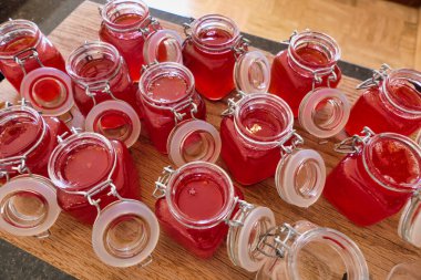 Ev yapımı küçük biber kavanozları ev yapımı organik biberlerden yapılır. Bazen acı biber reçeli deniyor.