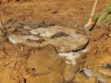 Kırık beton depolama tankı ve su boruları foseptikten atık su toplamak için kullanılıyor.. 