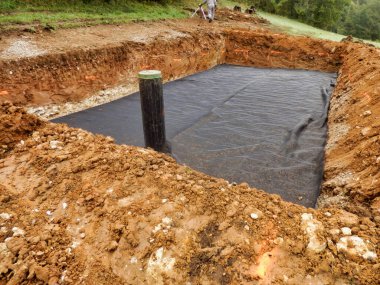 Kum çakıl kum ve çakıl filtre yatak yapımında ayırmak için membran koydu