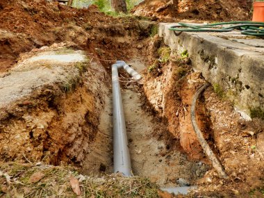 Yeni bir su filtresi sistemi için kum yatağına drenaj boruları kuruluyor