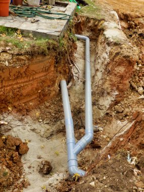 Yeni bir su filtresi sistemi için kum yatağına drenaj boruları kuruluyor