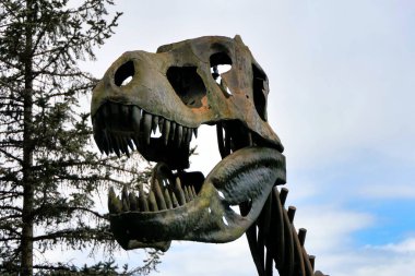 Tam boy Tyrannosuarus iskeleti Fransa 'nın Dordogne kırsalının tarih öncesi alanının merkezinde.