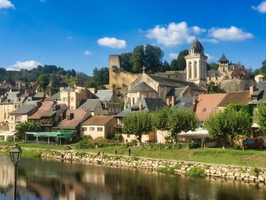 Fransa 'nın Dordogne kentindeki Montignac-Lascaux kasabasından akan Vezere nehrinin güzel manzarası
