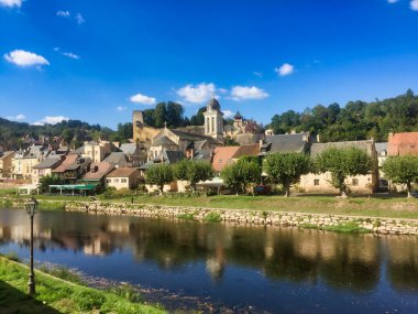 Fransa 'nın Dordogne kentindeki Montignac-Lascaux kasabasından akan Vezere nehrinin güzel manzarası