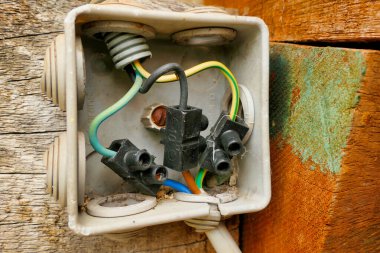 Eski dış Fransız devre kutusu elementlere açık bırakıldı