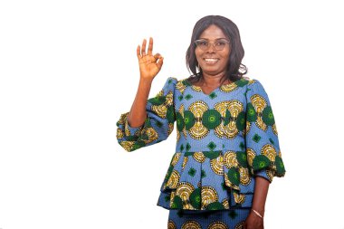 Geleneksel giysiler içinde olgun bir işadamı beyaz arka planda durup gülümserken iyi bir hareket gösteriyor..