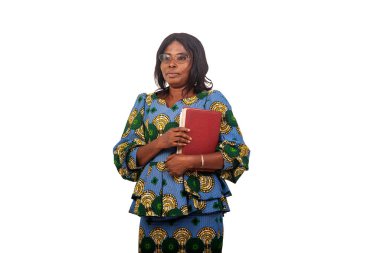 Geleneksel giysiler içinde güzel bir iş kadını arka planda durup gülümserken günlük tutuyor..