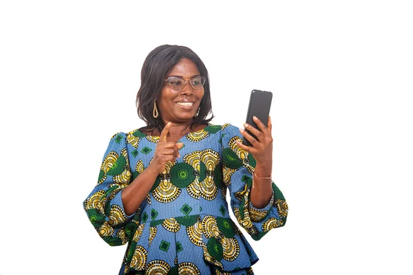 Piękna Bizneswoman Tradycyjnej Odzieży Stoi Tle Patrząc Telefon Komórkowy Podczas — Zdjęcie stockowe