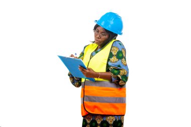 Geleneksel giysiler içinde bir kadın mühendis beyaz bir arkaplanda duruyor telefonda konuşurken bir panoya yazı yazıyor..