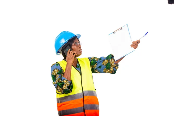 Ingenieurin Uniform Steht Mit Schutzhelm Vor Weißem Hintergrund Und Telefoniert — Stockfoto