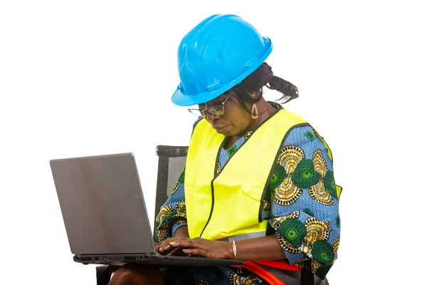 Жінка Інженер Захисному Шоломі Сидячи Кріслі Білому Фоні Працює Ноутбуком — стокове фото