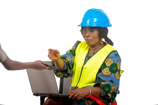 Engenheiro Feminino Hardhat Sentado Cadeira Sobre Fundo Branco Trabalhando Usando — Fotografia de Stock