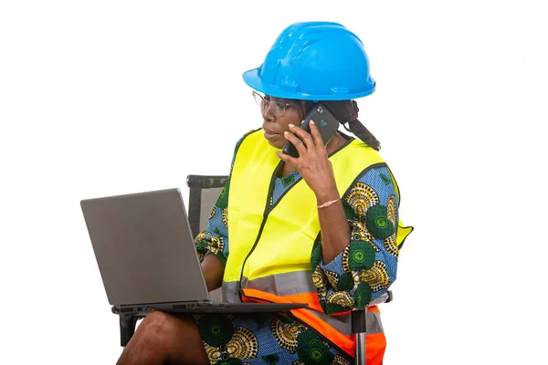 Жінка Інженер Хардхаті Сидячи Стільці Білому Фоні Працює Ноутбуком Під — стокове фото