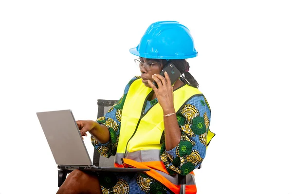 Жінка Інженер Хардхаті Сидячи Стільці Білому Фоні Працює Ноутбуком Під — стокове фото