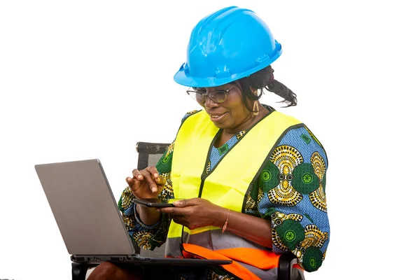 Жінка Інженер Хардхаті Сидить Стільці Білому Тлі Працює Ноутбуком Маніпулюючи — стокове фото