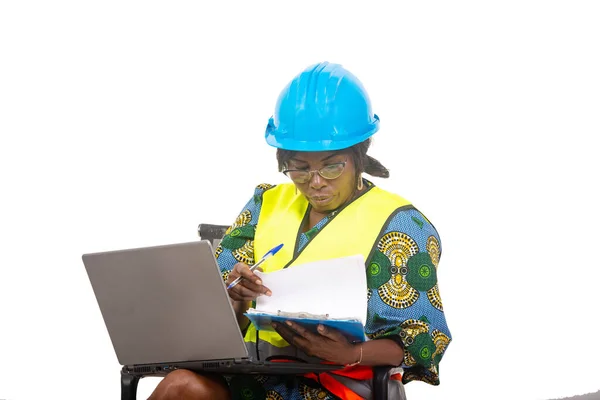 Engenheiro Feminino Capacete Proteção Sentado Cadeira Fundo Branco Trabalhando Usando — Fotografia de Stock
