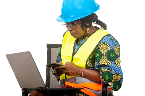 Жінка Інженер Хардхаті Сидить Стільці Білому Фоні Працює Ноутбуком Під — стокове фото